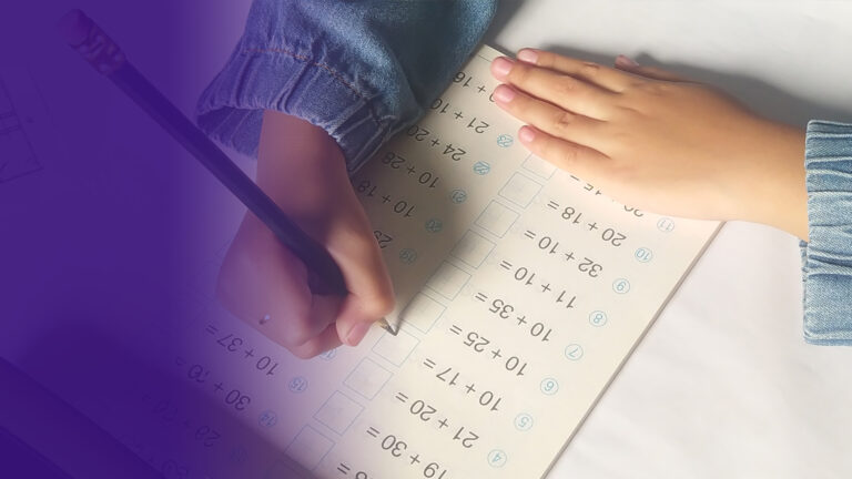 Persona aprendiendo a desarrollar ejercicios matemáticos