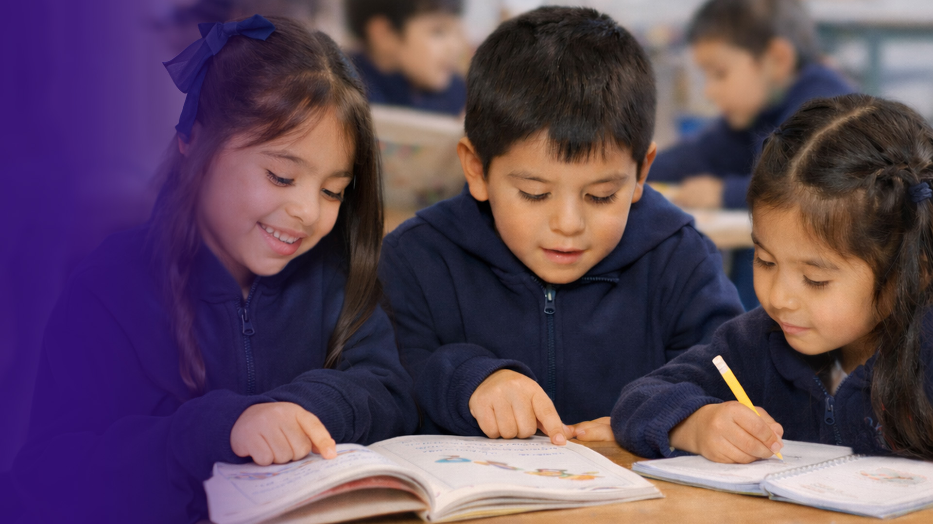 Grupo de estudiantes de 1° básico aprendiendo a leer.